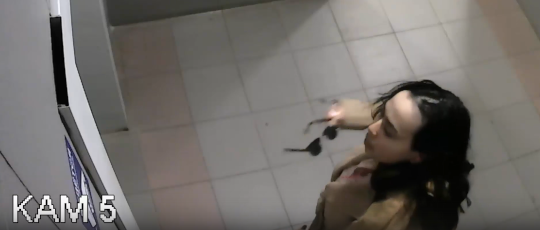 Женщина плюёт на кнопки лифта в 9-м микрорайоне Одинцово