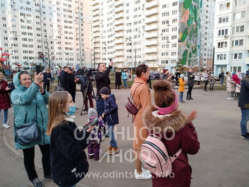 Во дворе собрались люди всех возрастов, Денис МАЙДАНОВ выступил на балконе дома в Новой Трёхгорке