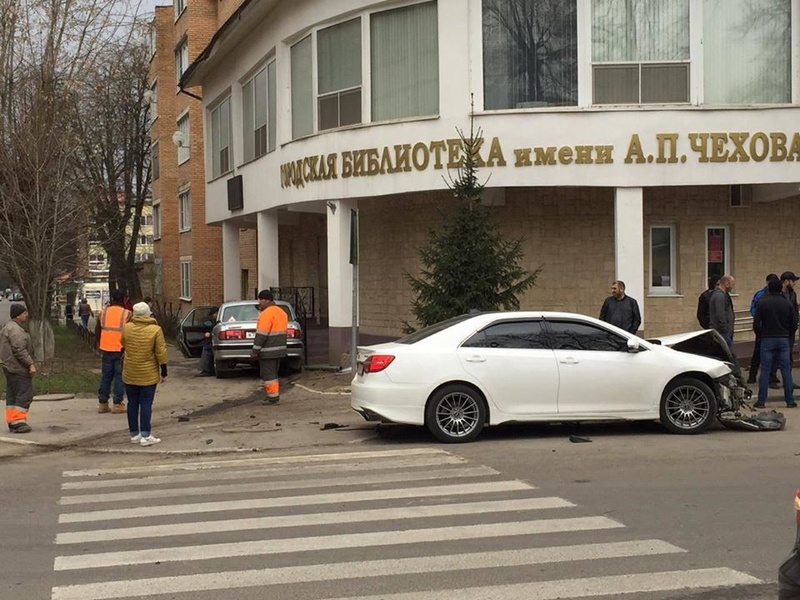Участники ДТП у Звенигородской городской библиотеки, В Звенигороде автомобиль врезался в здание городской библиотеки