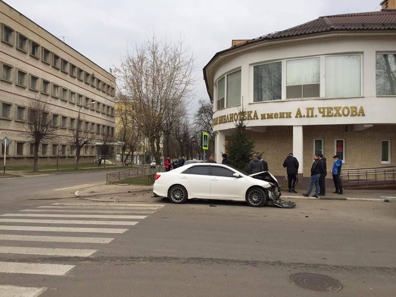 Второй участник ДТП у библиотеки, В Звенигороде автомобиль врезался в здание городской библиотеки