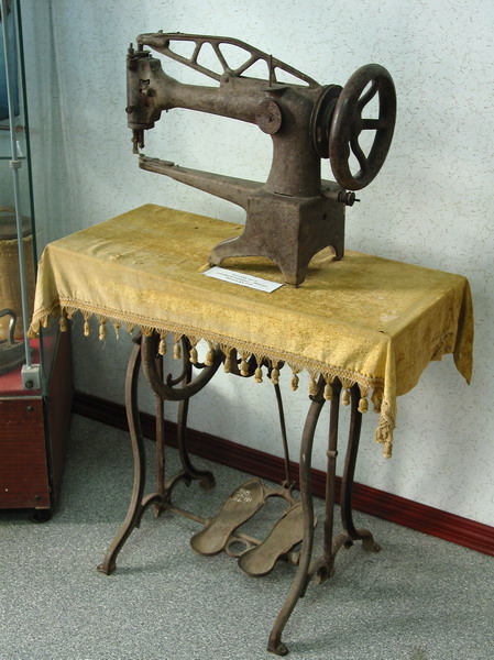 Швейная машина фирмы Зингера была для наших предков начала ХХ века огромной ценностью, средством производства, позволявшим кормить семью.
