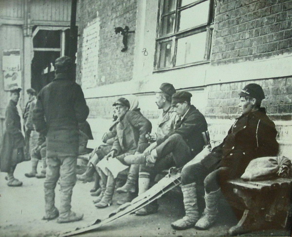 Снимок лета 1923 года рабочие-сезонники приехали на станцию Одинцово в надежде наняться на работу на кирпичный завод, основанный купцом и промышленником Якунчиковым.