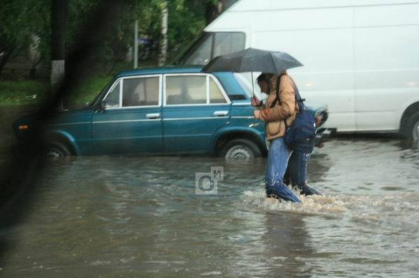 Пешеходы на затопленных улицах Одинцово