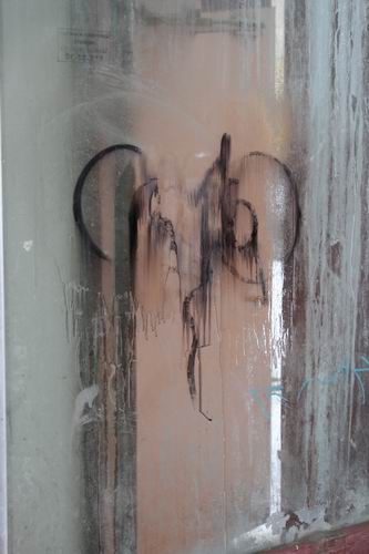 Чем отмыть граффити с двери