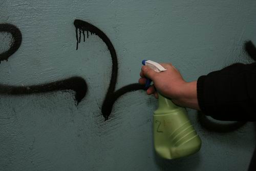 Отмыть граффити с двери