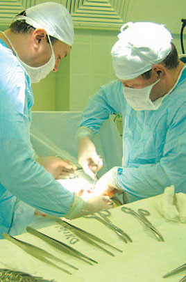 Владимир Колебаев (на снимке справа) и Евгений Кравчинский вовремя операции