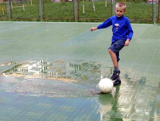 Футбольная площадка с пластиковым покрытием