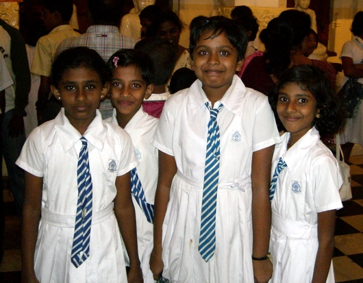 Ланкийские дети смотрят на нас, белокожих европейцев, с дружеским любопытством