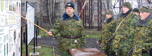 Занятия с личным составом проводит командир части полковник В.В. Вдовин