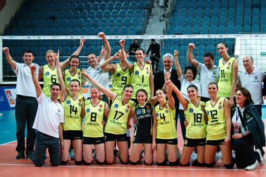 Волейболистки "Фенербахче" радуются победе над одинцовским "Заречьем"