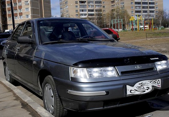 Возвращаясь после ночной гулянки, молодой человек побил 11 автомобилей у «Мечты» в Одинцово