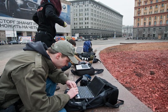 Москва, 29 марта. Журналисты передают фотографии теракта в метро