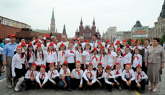 Маленьких одинцовцев приняли в пионеры на Красной площади