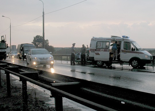 Легковой автомобиль врезался в автопоезд в Звенигороде