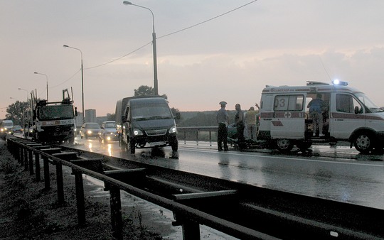 Легковой автомобиль врезался в автопоезд в Звенигороде