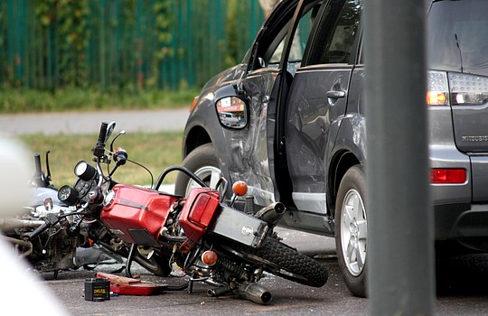 ДТП на ул. Неделина: мотоциклист врезался в «Мицубиси»