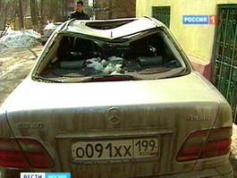 Ледяная глыба проломила крышу автомобиля в Одинцово