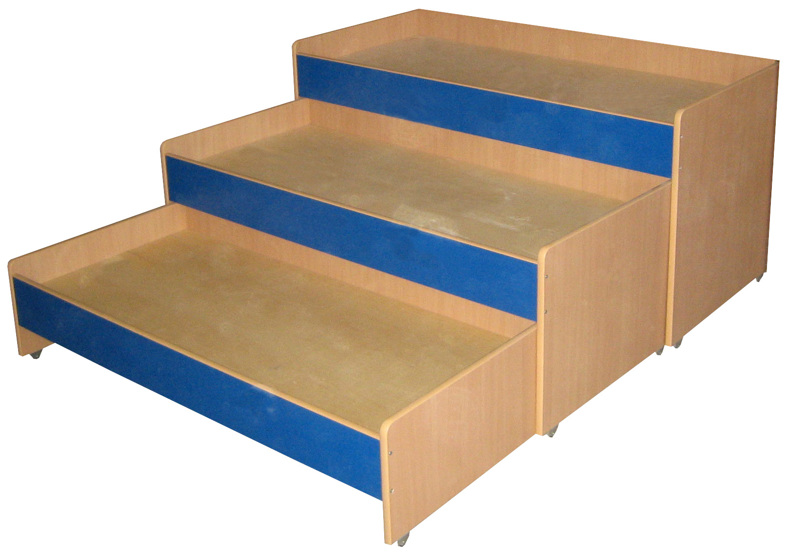 Трехярусная кроватка в детском саду