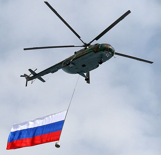 Военный вертолет обронил в Одинцовском районе флаг с двухтонным грузилом