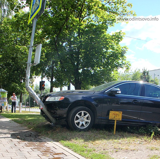 ДТП в Одинцово, иномарка снесла светофор