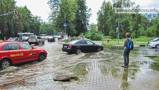 Открытый люк на затопленном тротуаре Красногорского шоссе