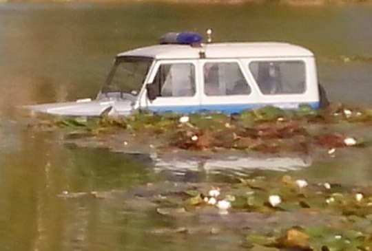 Полицейский УАЗ в пруду