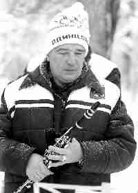 · Кларнетист Игорь Салосенков в духовом оркестре "Подмосковные вечера" играет партию второго кларнета. Но на "Манжосовской лыжне-2003", согласившись выступать на таком морозе, бесспорно, сыграл роль "первой скрипки"