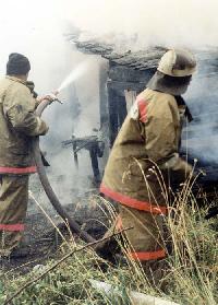 · Пожарные борются с огнем, охватившим баню на хуторе, расположенном вблизи 5-го микрорайона города. Речь не идет о спасении самой бани, главное, чтобы огонь не перебросился на жилые дома