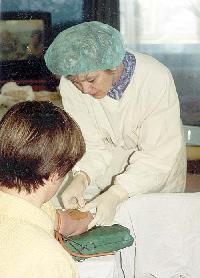 В операционной Т.А. Болотская - медицинская сестра с большим стажем.  Процедура забора крови проходит в Красном уголке шестой бригады АОЗТ "Матвеевское"
