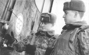Рядовые Н. Лунев и А. Барышников проверяют сохранность военных объектов.