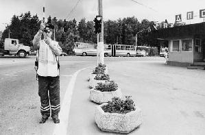 · 45-й километр Минского шоссе. "Вахта" на посту длится по 12 часов. Старший лейтенант милиции Александр Храпов регулирует движение на этом участке дороги три года