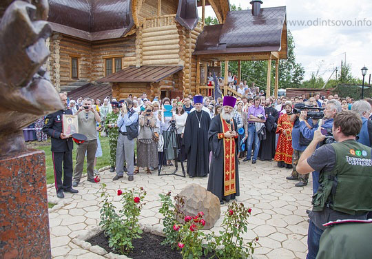 Последним Романовым установили памятник в деревне Аляухово