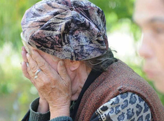 пенсионерка плачет