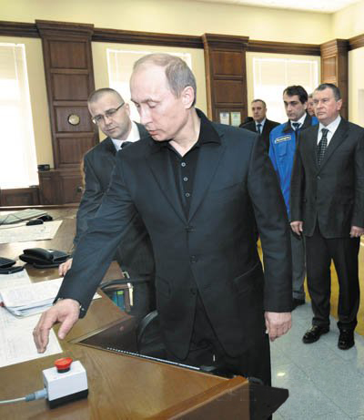 Владимир Путин нажимает красную кнопку