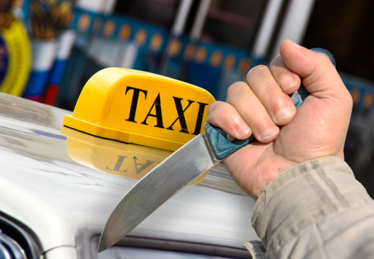 В Одинцово таксист бил по машине ножом, отказавшись платить за её аренду