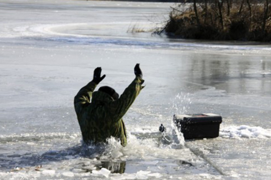 Рыбаков, провалившихся под лёд, могут заставить платить за спасение