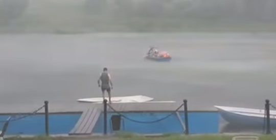 Отдыхающие на лодке попали в "шторм" у Звенигорода