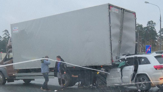 Внедорожник влетел под грузовик на Минском шоссе