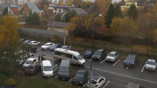 В Трёхгорке водитель каршеринга протаранил припаркованные автомобили