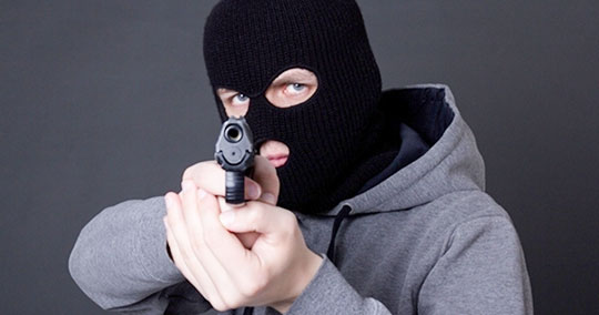 Бандиты с пистолетом ограбили владельца квартиры