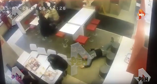 Мужчина лежит на полу в ресторане KFC в Одинцово