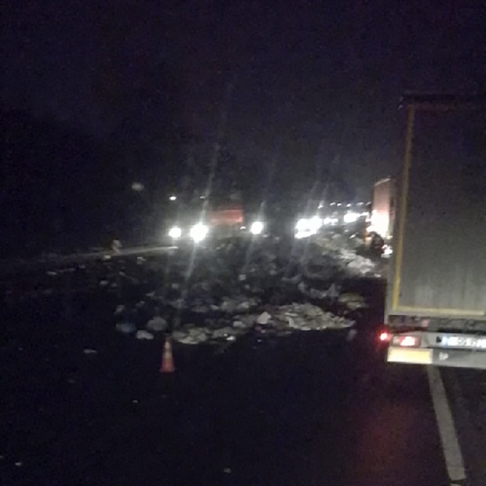 Прицеп мусоровоза перевернулся на Минском шоссе