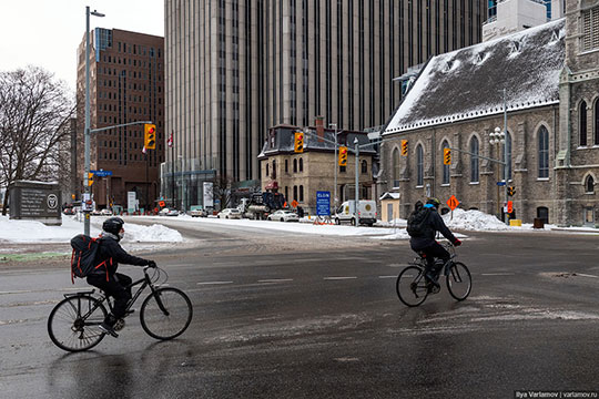 Велосипедисты зимой в Канаде