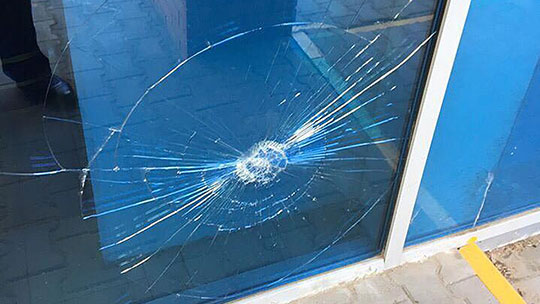 Хулиган разбил окно в здании Комитета по делам молодёжи Одинцово