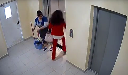 Женщина едва не упала в шахту лифта в Новоивановском