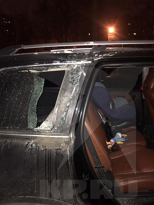 Подростки разбили автомобиль, сбросив из окна дома мешок со стройматериалами