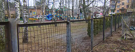 Забор у детской площадки в посёлке Огарёво