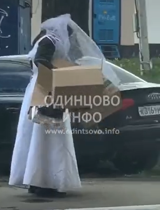 Мужчина в свадебном платье стал героем соцсетей