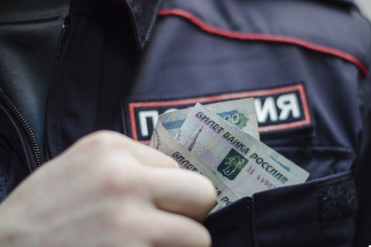 Одинцовского полицейского задержали за взятку