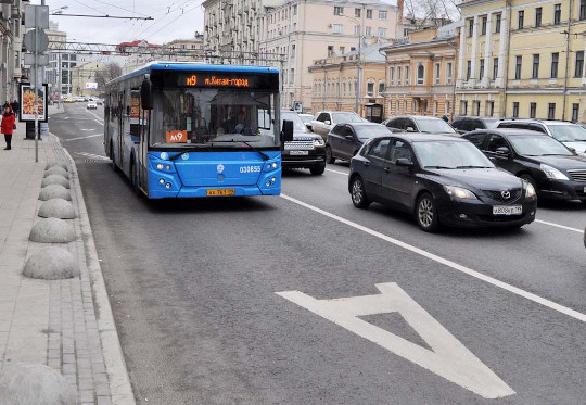 Автомобилистам запретили ездить по выделенным полосам в Москве